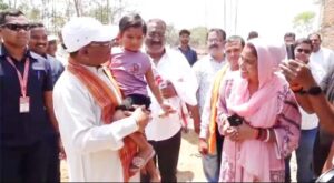 गोद में उठाया, चश्मा पहनाया… भैंसामुड़ा में दिखा मुख्यमंत्री का आत्मीय रूप, नन्हीं मानविका के सपनों को मिला मुख्यमंत्री का स्नेहिल स्पर्श