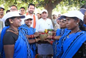 सुशासन तिहार: सरोधी में महिला स्व सहायता समूह ने मुख्यमंत्री को भेंट की स्थानीय उत्पादों की टोकरी