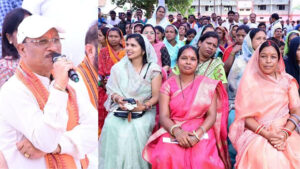 ’तेंदूपत्ता संग्राहकों के बीच पहुंचे मुख्यमंत्री : महुआ पेड़ के नीचे लगाई चौपाल, मुख्यमंत्री साय ने  तेंदूपत्ता संग्राहकों से किया आत्मीय संवाद, सुनी समस्याएं’