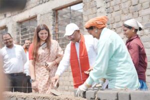 निर्माण स्थल पर मुख्यमंत्री का श्रमदान : श्रमिक बहनों के साथ की ईंट जोड़ाई. “ईंट जोड़ाई अच्छे से करिए… मसाला बढ़िया से डालिए” – जब श्रमिक बहन ने मुख्यमंत्री को सिखाया काम