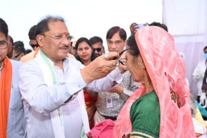 ’मुख्यमंत्री विष्णु देव साय ने हितग्राहियों को अपने हाथों से पहनाया नजर का चश्मा’, ’सुशासन तिहार शिविर में स्वास्थ्य विभाग के स्टॉल का किया निरीक्षण’
