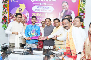 मुख्यमंत्री ने अंतरराष्ट्रीय निशानेबाज दिव्यांशु को किया सम्मानित, मुख्यमंत्री ने कहा – दिव्यांशु ने विश्व रिकॉर्ड बनाकर रायगढ़, छत्तीसगढ़ और देश को किया गौरवान्वित