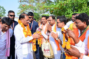 मुख्यमंत्री विष्णु देव साय ने बरगद के पेड़ के नीचे लगाई चौपाल, सुनी ग्रामीणों की समस्याएं