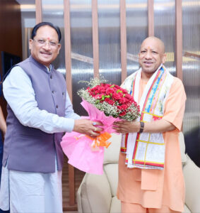 मुख्यमंत्री विष्णुदेव साय ने उत्तर प्रदेश के मुख्यमंत्री योगी आदित्यनाथ का किया आत्मीय स्वागत