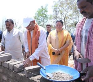 मुख्यमंत्री ने ईंट जोड़कर किया श्रमदान : भैंसामुड़ा में पीएम आवास निर्माण का किया औचक अवलोकन