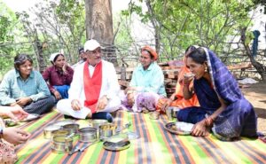 निर्माणाधीन पंचायत भवन के निरीक्षण के दौरान मुख्यमंत्री को श्रमिकों ने दिया भोजन का न्यौता : साथ बैठकर खाया बोरे बासी और आमा चटनी