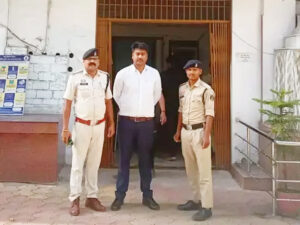 गृहमंत्री का फर्जी ओएसडी गिरफ्तार :  क्रिकेट मैच के दौरान दिखाया था धौंस, पुलिस ने निकाली हेकड़ी