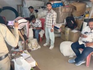 हंस ट्रेवल्स कार्यालय में पुलिस की रेड, संदिग्ध पार्सल से 16 लाख रुपए बरामद