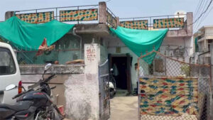 एक ही घर में 4 लोगों के शव मिलने से सनसनी! पति-पत्नी की लाश फंदे से लटकी मिली, 2 बच्चों की जहर खाने से मौत