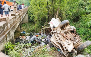पुलिया से गिरा आम से लदा पिकअप : चालक की हुई मौत, वाहन के उड़े परखच्चे
