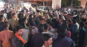 प्रेम प्रसंग के मामले में बवाल, हिन्दु संगठनों ने किया चक्काजाम, फिनाईल का सेवन कर युवक अस्पताल में भर्ती