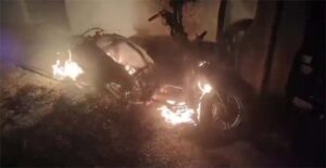 सनकी युवक ने युवती से की मारपीट : जान से मारने की धमकी देने के बाद घर के बाहर खड़ी स्कूटी फूँकी