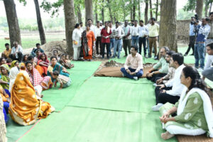 जमीन पर बैठकर सुनी अचानकमार क्षेत्र के लोगों की फरियाद : प्रमुख सचिव और कलेक्टर ने चौपाल लगाकर जमीनी हकीकत की पड़ताल, मौके पर दिए समाधान के निर्देश