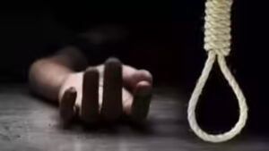 युवक ने किया सुसाइड : सोसाइटी के 8वीं मंजिल पर फांसी से लटकी मिली लाश, सीसीटीवी फुटेज आया सामने