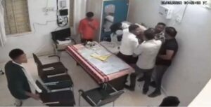 वेतन विवाद ने लिया हिंसक रूप : देवभोग नगर पंचायत के सीएमओ कक्ष में अकाउंटेंट और इंजीनियर के बीच मारपीट, विडियो वायरल