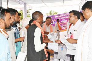 ग्रामीणों के बीच पहुंचे उप मुख्यमंत्री विजय शर्मा : मौके पर ही किया समस्याओं का समाधान, बोले “गांव-गांव पहुंच रही सुशासन की योजनाएं”