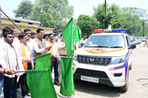 वित्त मंत्री ओपी चौधरी ने रायगढ़ को मिली 16 अत्याधुनिक डायल-112 ईआरवी वाहनों को दिखाई हरी झंडी