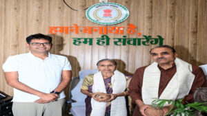 बस्तर में चिकित्सा की अलख जगाने वाले पद्मश्री डॉ. गोडबोले दंपति का वित्त मंत्री ओपी चौधरी ने किया आत्मीय अभिनंदन