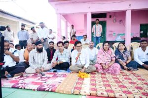 वित्त मंत्री ने ग्राम डुमरमुड़ा में ग्रामीणों से किया आत्मीय संवाद : ’जमीन पर बैठकर सुनीं ग्रामीणों की समस्याएं एवं सुझाव, कहा सुशासन से सरकार गांवों के विकास के लिए है प्रतिबद्ध’