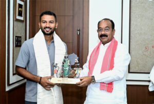 उप मुख्यमंत्री अरुण साव से क्रिकेटर आयुष पाण्डेय ने की मुलाकात, छत्तीसगढ़ के उभरते क्रिकेटर आयुष को श्रीलंका दौरे के लिए इंडिया-ए टीम में मिली है जगह
