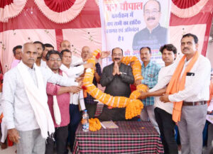 उप मुख्यमंत्री अरुण साव ने 5 गांवों में लगाई चौपाल : 56 लाख रुपए के विकास कार्यों की घोषणा की, युवाओं को दिए क्रिकेट किट