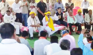 उप मुख्यमंत्री अरुण साव ने आम पेड़ के नीचे लगाई चौपाल : ग्रामीणों से योजनाओं का लिया फीडबैक, देवगुड़ी निर्माण के लिए 5 लाख देने की घोषणा