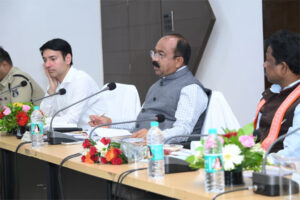 उप मुख्यमंत्री अरुण साव ने स्वच्छता दीदियों के नियमित स्वास्थ्य जांच और सुरक्षा किट प्रदान करने के दिए निर्देश
