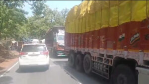 चिल्फी घाटी में एक फिर लगा जाम, छत्तीसगढ़-मध्यप्रदेश का संपर्क हुआ बाधित, वाहनों की लगी कतार