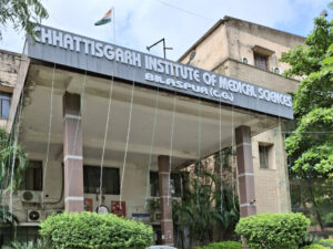 सिम्स में डॉक्टरों ने बचाई युवक की जान : गले की कटी श्वासनली की आपातकालीन सर्जरी कर दिया नया जीवन