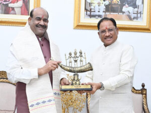 लोकसभा अध्यक्ष ओम बिरला ने मुख्यमंत्री विष्णु देव साय से की सौजन्य भेंट, मुख्यमंत्री ने शॉल, स्मृति-चिन्ह एवं बस्तर दशहरा पर आधारित कॉफी टेबल बुक भेंट कर किया स्वागत