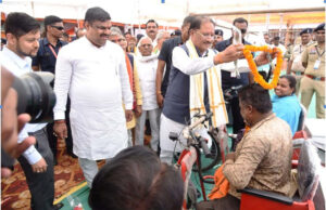 जब मुख्यमंत्री विष्णुदेव साय ने थामा हाथ, तो दिव्यांग हितग्राही की जिंदगी में लौटी उम्मीद की रौशनी