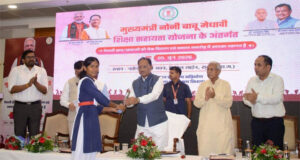 मुख्यमंत्री विष्णुदेव साय  के हाथों मेधावी छात्रा को मिली 2 लाख रुपये की सहायता