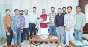 मुख्यमंत्री विष्णुदेव साय ने यूपीएससी प्रारंभिक परीक्षा में सफल ट्राइबल यूथ हॉस्टल के विद्यार्थियों से की मुलाकात
