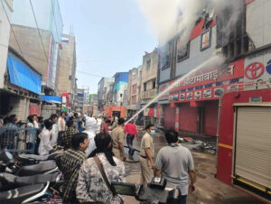 ऑटोमोबाइल शॉप में लगी भीषण लाग, मौके पर पहुंची फायर ब्रिगेड की 5 गाड़ियां
