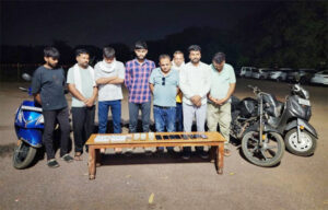 जुआ अड्डे पर पुलिस का बड़ा छापा, 8 जुआरी गिरफ्तार, ₹5.20 लाख की संपत्ति जब्त