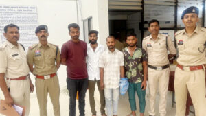 चलती बस रोककर चालक-कंडक्टर से मारपीट और लूट, 4 आरोपी पहुंचे सलाखों के पीछे