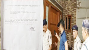 नकली शराब बनाने वाली फैक्ट्री का भंडाफोड़, 1 आरोपी गिरफ्तार, फरार मुख्य आरोपी के घर पुलिस ने लगाया नोटिस