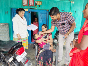 जिला टीकाकरण अधिकारी स्वयं उतरे पल्स पोलियो अभियान में, घर-घर पहुंचकर बच्चों को पिलाई “दो बूंद जिंदगी की”