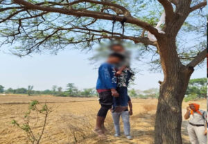 प्रेमी जोड़े ने फांसी लगाकर दी जान : एक ही पेड़ पर लटके मिले दोनों के शव, जांच में जुटी पुलिस