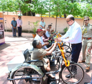 राज्यपाल ने दिव्यांग पुनर्वास केंद्र माना कैंप का किया अवलोकन, दिव्यांग विद्यार्थियों की प्रतिभा की सराहना की’ 