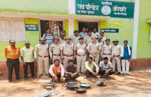 वन विभाग की बड़ी कार्रवाई : खेत में करंट बिछाकर जंगली सूअर का किया शिकार, फिर मांस पकाते चार गिरफ्तार