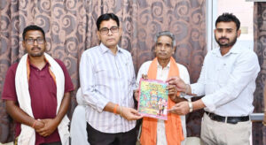 ‘बिरहोर जननायक’ पुस्तक का विमोचन : मंत्री टंक राम वर्मा को लेखक डॉ. लोकेश पटेल ने भेंट की प्रति