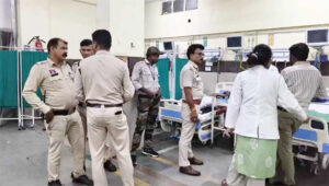 थाने में युवक ने ब्लेड से काटा हाथ व सीना : मचा हड़कंप अस्पताल मे कराया भर्ती, चाकू के साथ पकड़ाया था युवक