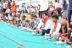 उप मुख्यमंत्री विजय शर्मा ने जमीन पर बैठकर बैगा परिवारों के साथ भोजन, 92.50 लाख के विकास कार्यों की दी सौगात