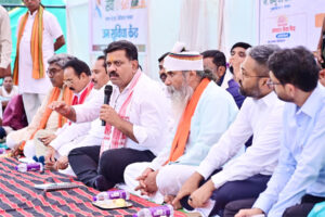 उप मुख्यमंत्री विजय शर्मा ने बोड़ागांव में ग्रामीणों के बीच चौपाल लगाकर किया संवाद, जैविक खेती, दुग्ध उत्पादन एवं लघु वनोपज प्रसंस्करण से जुड़ने किया प्रोत्साहित