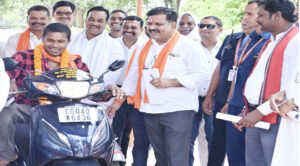 उप मुख्यमंत्री विजय शर्मा ने दिव्यांग नंदकुमार को स्कूटी प्रदान की, दिव्यांग द्वारा समस्या बताने पर उप मुख्यमंत्री ने अगले दिन प्रदान की स्कूटी