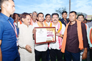 गधहाभाटा अब कहलाएगा ‘सोनपुर’, उप मुख्यमंत्री श्री विजय शर्मा ने ग्रामवासियों को सौंपी राजपत्र की प्रति