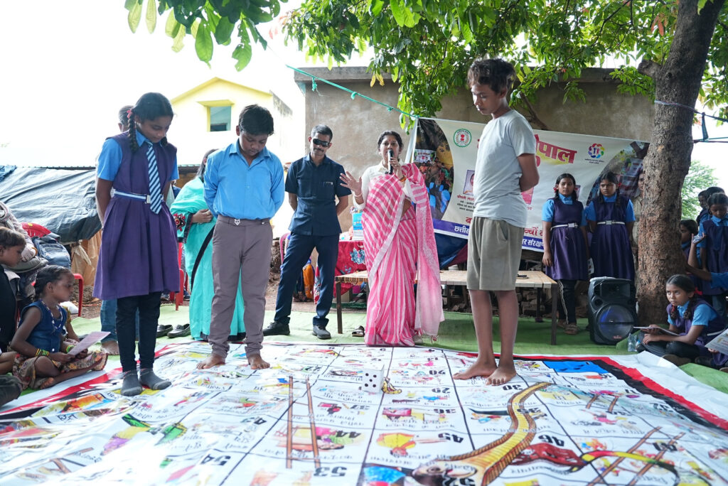 सपेरा बस्ती के बच्चो ने खेली बाल अधिकारों पर सांप सीढ़ी, सिनोधा में बाल चौपाल, बाल विवाह न हो इस पर दिए सख्त निर्देश
