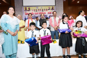केंद्रीय राज्य मंत्री तोखन साहू और उप मुख्यमंत्री अरुण साव ने नवप्रवेशी बच्चों का तिलक लगाकर किया आत्मीय स्वागत, न्योता भोज में साथ में किया भोजन
