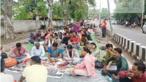 शिक्षा मंत्री गजेंद्र यादव के बंगले के बाहर अतिथि शिक्षकों का प्रदर्शन जारी, सड़क पर गुजारी रात, जानें मांगें